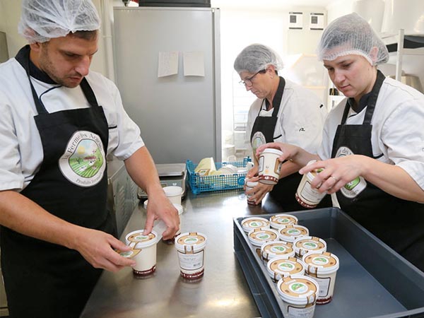 fabrication de glaces à la ferme des acacias (70)